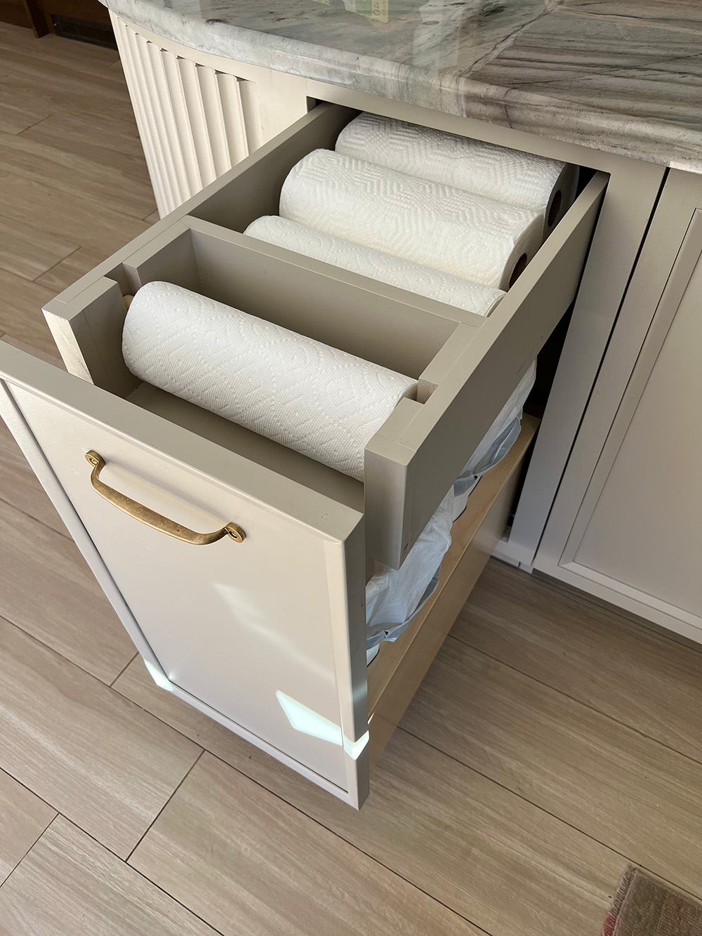 Paper towel hidden in pull drawer  Kitchen room design, Paper towel storage,  Kitchen cabinet design